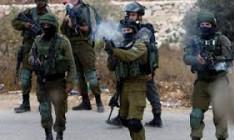 الاحتلال يصيب عدة فلسطينين بحالات اختناق ويعتقل 4 آخرين في رام الله